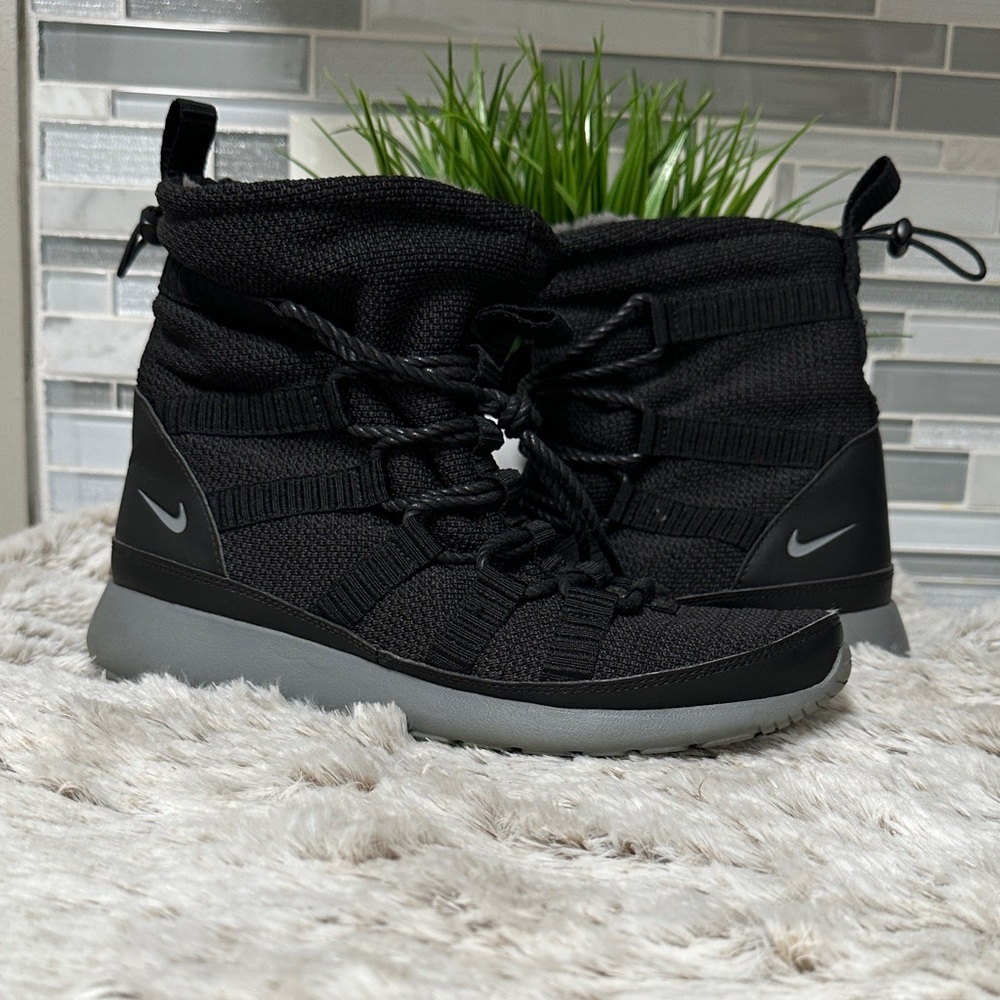 Nike Roshe One Hi Sneaker Boots 807424-001 Faux Fur Black & Gray Women’s Size 7.